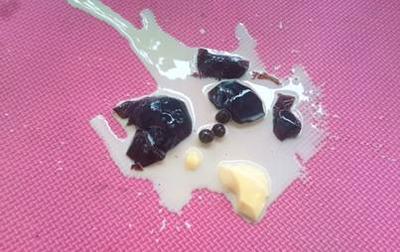 的姐程師傅說(shuō)，她專(zhuān)程開(kāi)車(chē)到附近的空地將奶茶清理出車(chē)內(nèi)。