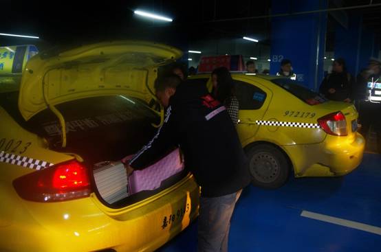 “雷鋒的士”駕駛員協(xié)助乘客放行李