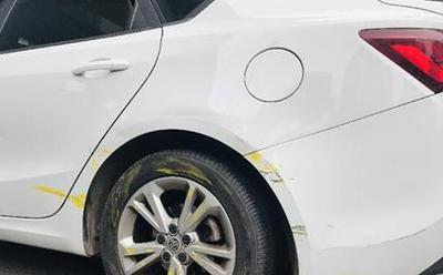 小車被出租車擦掛，雙方對于賠償金額無法達(dá)成一致。