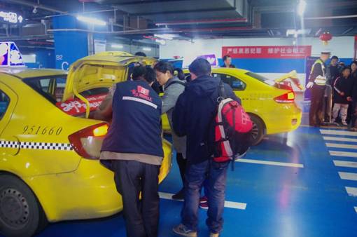 “雷鋒的士”駕駛員,協(xié)助乘客放置行李。