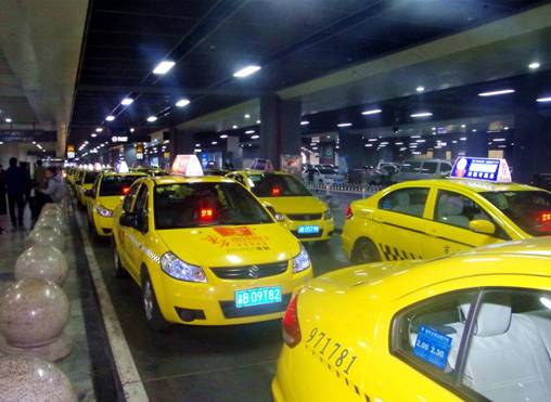 參與夜間應(yīng)急輸運(yùn)的“雷鋒的士”星級車